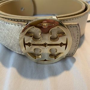 A two tone Tory Burch belt. Gold and nude